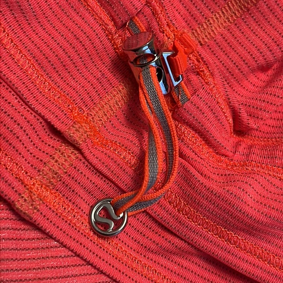 Lululemon Run Back on Track Tank. Size 6 - Picture 10 of 11